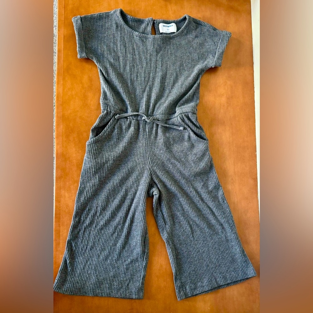 Great jumpsuit girls size 6/7 small. Adorable trendy wide leg.